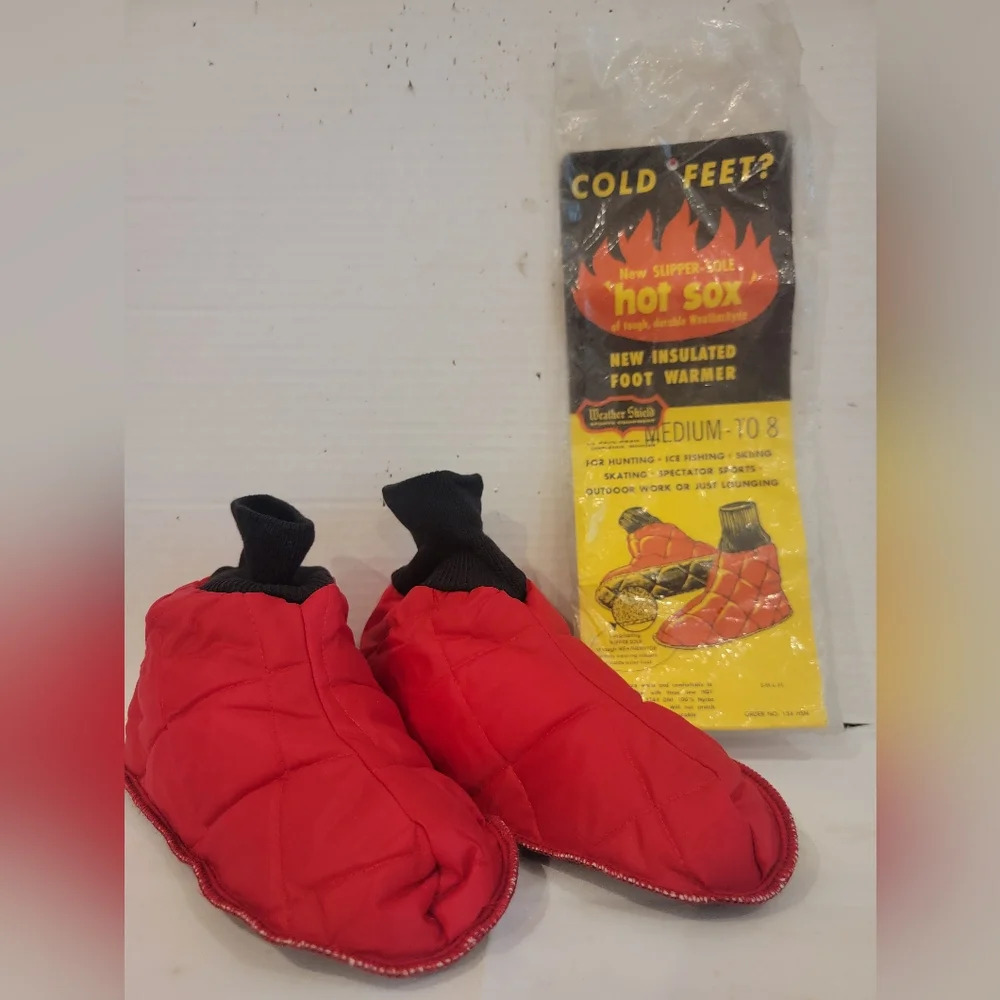 NEW IN PACKAGE‎ - HOT SOX SLIPPER SOLE (sz med)